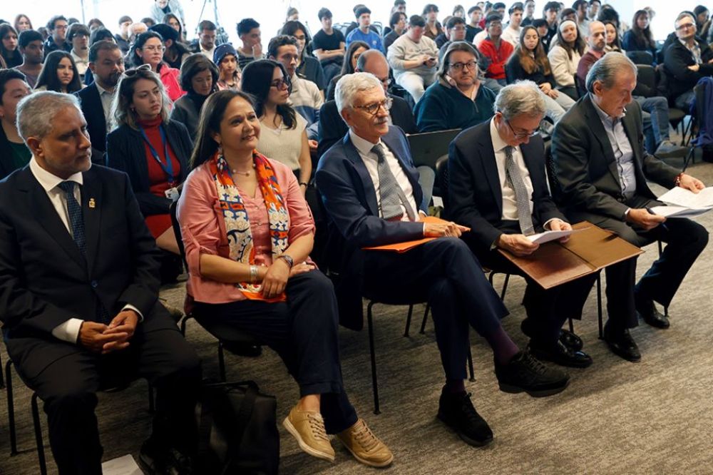 en la imagen se puede ver a las principales autoridades universitarias junto al ex primer ministro italiano. 